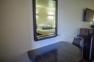 Postel nebo postele na pokoji v ubytování Sunnyside Inn and Suites