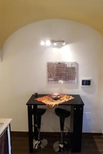 a table in a kitchen with a pizza on it at Le antiche mura 2 in Sassari
