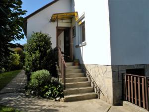 ザラカロシュにあるApartments in Zalakaros 35286の玄関に通じる階段のある家