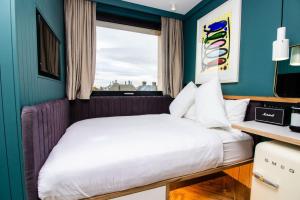 um quarto com uma cama e uma janela em The Devlin Dublin em Dublin