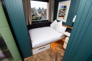 เตียงในห้องที่ The Devlin Dublin