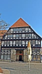 ein großes schwarzweißes Gebäude mit einem Regenschirm in der Unterkunft Haus Sankt Florian in Halberstadt