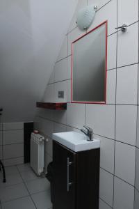 プウォツクにあるNocleg, prywatne pokojeのバスルーム(洗面台、鏡付)