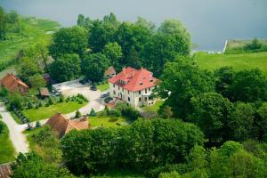 eine Luftansicht eines großen Hauses in den Bäumen in der Unterkunft Pałac Pozorty in Pozorty