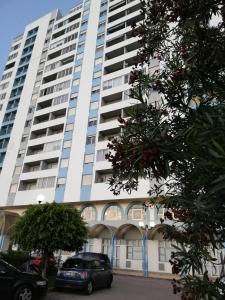 ファロにあるSea View urban apartmentの前に車が駐車されている大きな建物