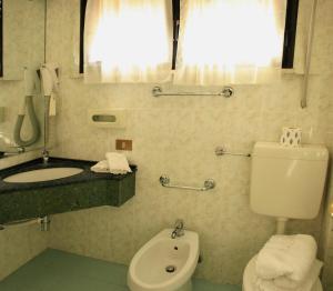 Koupelna v ubytování Hotel Aggravi + 37 fotografií