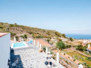 a view of a house with a swimming pool and the ocean at Casa Rural Quinta Sevi in Icod de los Vinos