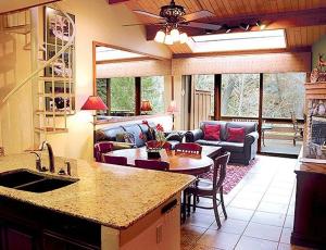 eine Küche und ein Wohnzimmer mit einem Sofa und einem Tisch in der Unterkunft Junipine Resort in Sedona