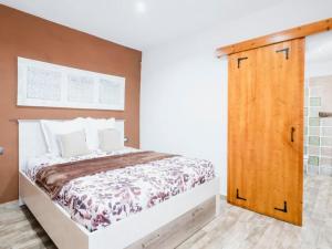 - une chambre avec un lit et une porte en bois dans l'établissement Casa Rural Quinta Sevi, à Icod de los Vinos