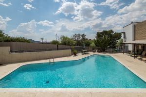 uma grande piscina com água azul em Landmark Lookout Lodge em Tombstone