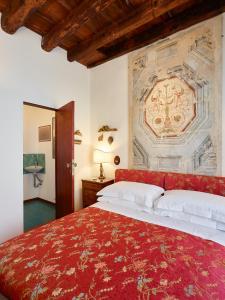 Giường trong phòng chung tại Palazzo Morosini Brandolin Dimora Romantica