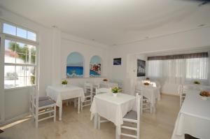 TV a/nebo společenská místnost v ubytování Hotel Milena + 37 fotografií