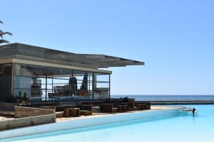 um edifício com piscina junto à praia em San Alfonso del Mar Goleta em Algarrobo