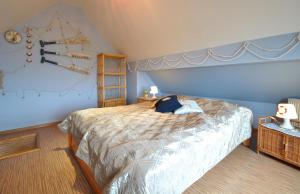 ヤストシェンビャ・グラにあるApartament Lisi Jarの青い壁のベッドルーム1室(ベッド1台付)