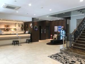 vestíbulo con recepción y escalera en Hotel Crown Hills Kamaishi, en Kamaishi