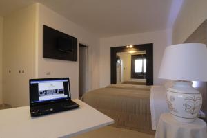 Televízia a/alebo spoločenská miestnosť v ubytovaní Hotel Ambrosio La Corte