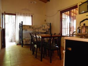 cocina con mesa y sillas en una habitación en Cabañas Ranquil Luncay en Uspallata