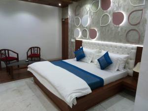 Postel nebo postele na pokoji v ubytování Hotel Indraprastha