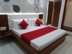 Postel nebo postele na pokoji v ubytování Hotel Indraprastha