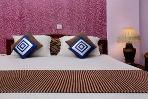 Postel nebo postele na pokoji v ubytování Hotel Indraprastha
