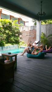 um grupo de pessoas deitadas em jangadas junto a uma piscina em A7 Guesthouse em Canggu