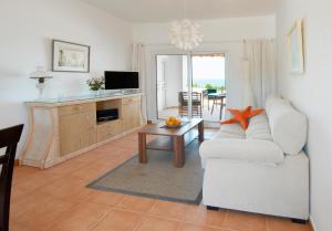 Arenal d´Or في شاطئ ايس فيجورال: غرفة معيشة مع أريكة بيضاء وطاولة