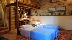 Giường trong phòng chung tại Agoriani Art Suite - 4 seasons' natural living