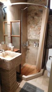 Bathroom sa Agoriani Art Suite - 4 seasons' natural living