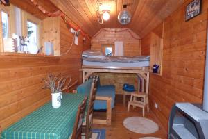 una habitación con una mesa y una cama en una cabaña en Zirkuswagen nahe Ostsee und Schlei, en Wagersrott