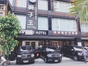 um grupo de carros estacionados em frente a um hotel em Lion King Hotel em Kaohsiung