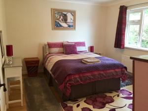 Ένα ή περισσότερα κρεβάτια σε δωμάτιο στο Coolfinn Cottage