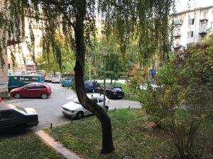 un grupo de autos estacionados en un estacionamiento en ZagrebFun en Zagreb