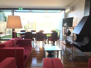a living room with red couches and a dining room at Casa da Alcacova - Santarém in Santarém