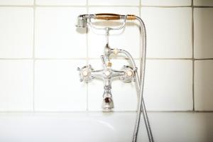 łazienka z prysznicem i umywalką w obiekcie Weingarten Lodge w mieście Winten