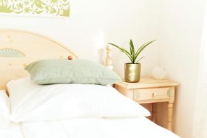 A bed or beds in a room at Weingarten Lodge