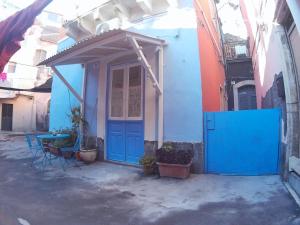 uma casa azul e branca com uma porta azul em AMURIMARI Catania em Catânia