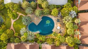 una vista aérea de una piscina en un complejo en Taman Resort, en Phitsanulok