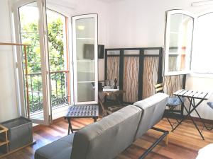 - un salon avec un canapé et 2 fenêtres dans l'établissement Sweet Dreams, à Santa Brígida