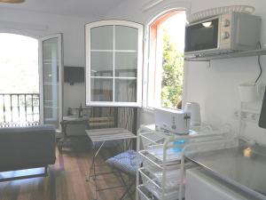 eine Küche mit einer Arbeitsplatte und einem Fenster in der Unterkunft Sweet Dreams in Santa Brígida
