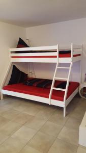 מיטה או מיטות קומותיים בחדר ב-Ferienwohnung Am Eck
