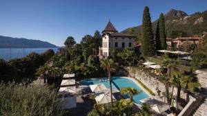 una vista aérea de un complejo con piscina en Park Hotel Italia en Cannero Riviera
