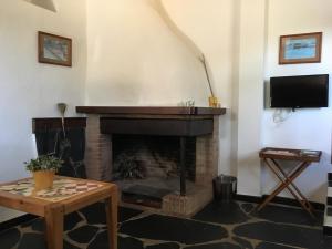 A television and/or entertainment centre at Finca Horno de Cal
