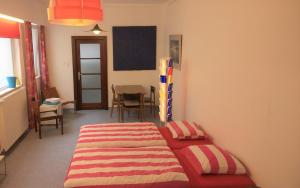 - une chambre avec un lit, une table et des chaises dans l'établissement B&B Oostende, à Ostende