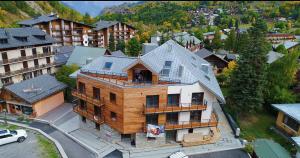 ヴァロワールにあるChalet Epinette Appt 204, classé 4 étoilesの大木造家屋の空中風景
