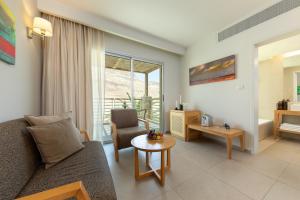 Posezení v ubytování Ein Gedi Kibbutz Hotel