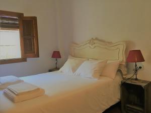 A bed or beds in a room at Finca Horno de Cal