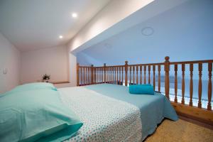 um quarto com uma cama e um corrimão de madeira em Villa Ivana em Zagvozd