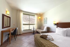 Postel nebo postele na pokoji v ubytování Ein Gedi Kibbutz Hotel