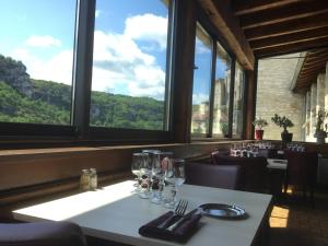 una mesa en un restaurante con copas de vino. en Hotel du Lion d'Or, en Rocamadour