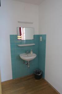 Bilik mandi di SnowBunnys BackPackers Hostel
